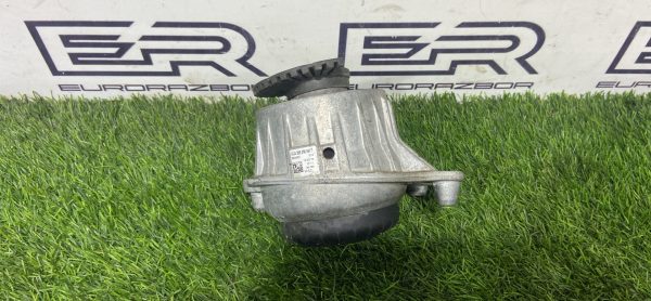 Подушка двигателя левая Mercedes W205 A2052406617 Подушка двигателя левая mercedes w205 a2052406617