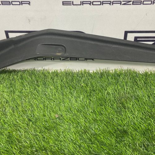 Водосток крышки багажника левый Mercedes C257