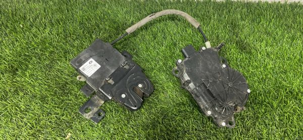 Замок багажника Range Rover L405 Замок багажника range rover l405