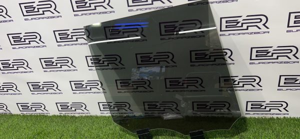 Стекло двери заднее правое Range Rover L405 2018г. Стекло двери заднее правое range rover l405 2018г.