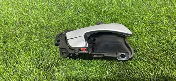 Ручка двери внутренняя правая для Kia Sorento 3 Ручка двери внутренняя правая для kia sorento 3