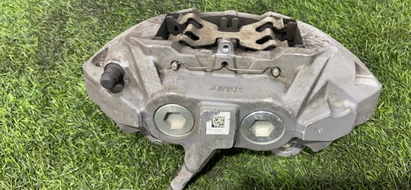 Суппорт передний правый Mercedes W213 Суппорт передний правый mercedes w213