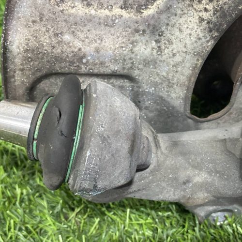 Кулак передний правый Mercedes W212 W218 63 AMG