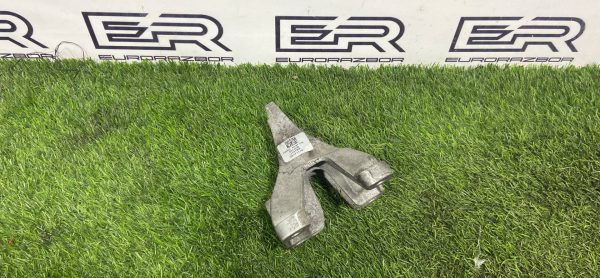 Кронштейн двигателя правый Land Rover Range Rover Velar L560 Кронштейн двигателя правый land rover range rover velar l560