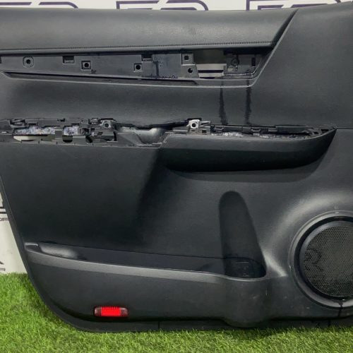 Обшивка двери передняя левая toyota hilux 8 рест.