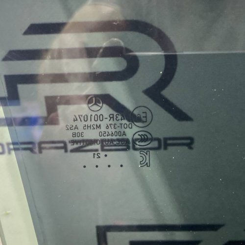 Стекло двери переднее левое Mercedes V167 C167