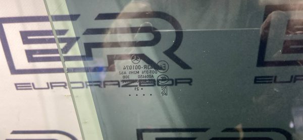 Стекло двери переднее левое mercedes v167 c167