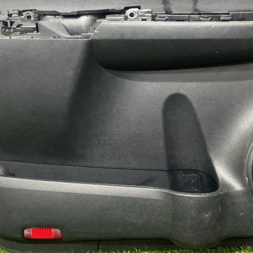 Обшивка двери передняя левая Toyota Hilux 8 рест.