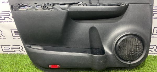 Обшивка двери передняя левая toyota hilux 8 рест.