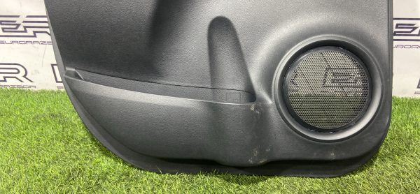 Обшивка двери задняя левая toyota hilux 8 рест.