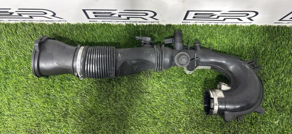 Патрубок воздушного фильтра Mercedes W177 Патрубок воздушного фильтра mercedes w177