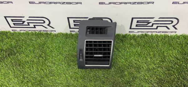 Дефлектор обдува салона правый Toyota Hilux 8 рест.