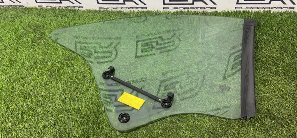 Стекло кузова левое для Mercedes С238