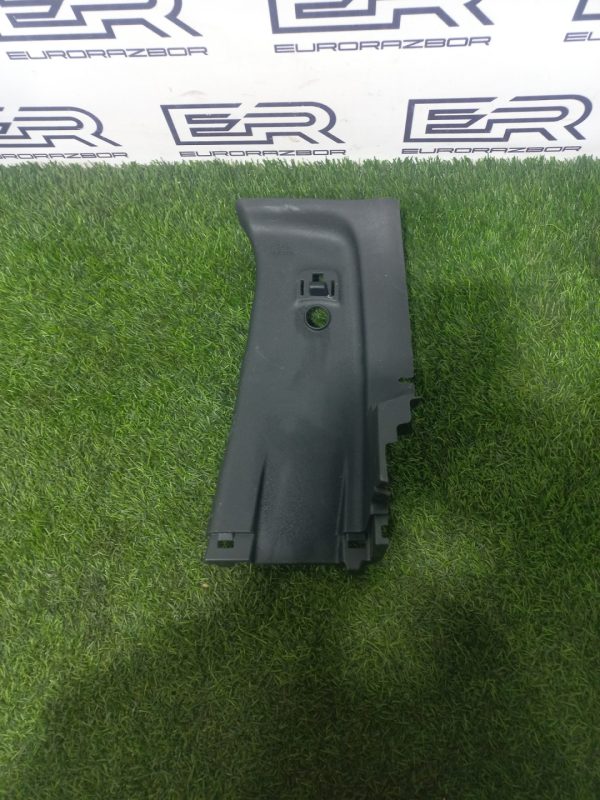 Обшивка стойки задняя правая Toyota Hilux 8 Рест