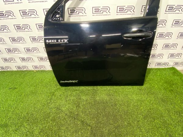 Передняя левая дверь Toyota Hilux