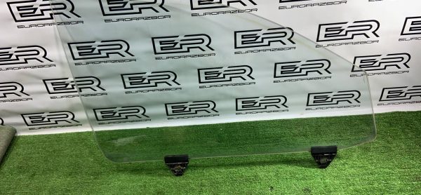 Стекло передней правой двери Porsche Cayenne