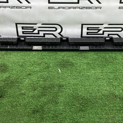 Кронштейн накладки порога правый Volvo XC90