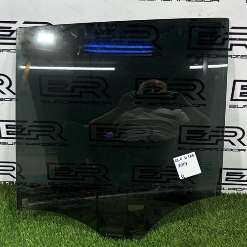 Стекло заднее левое для Mercedes W166 ML GLE 2017г. Стекло заднее левое для Mercedes W166 ML GLE 2017г.