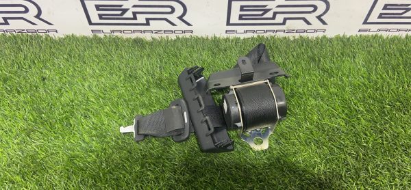 Ремень безопасности задний центральный Toyota Hilux 8 Рест