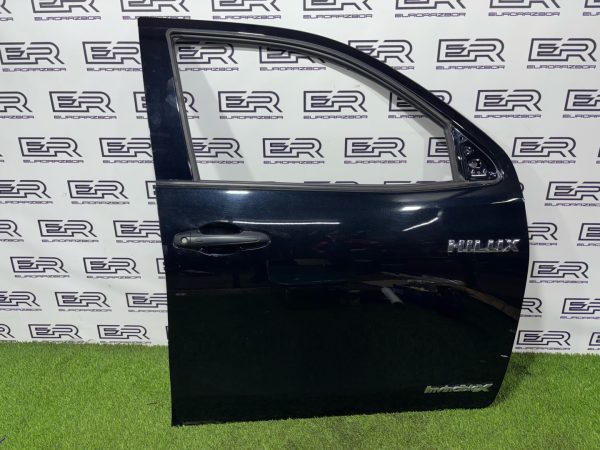 Передняя правая дверь Toyota Hilux