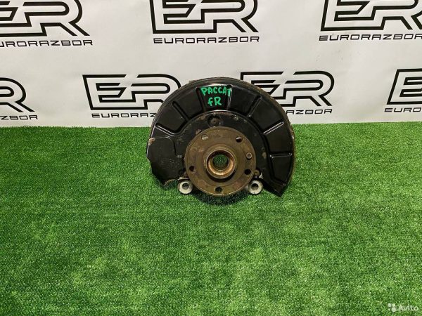 Кулак передний правый Volkswagen Passat B6