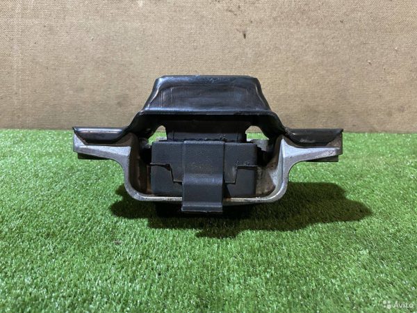 Подушка крепления двигателя левая 3C0199555