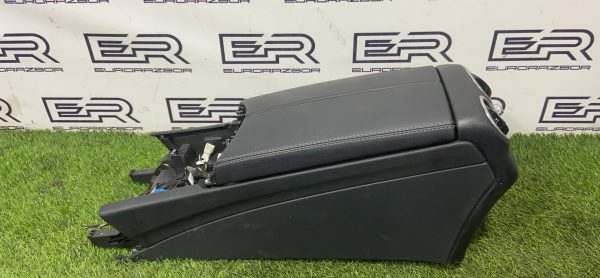 Подлокотник центральный Mercedes W205