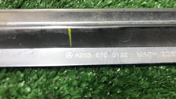 Накладка стекла задняя левая A2536700122