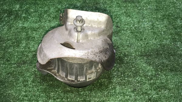 Подушка крепления двигателя левая Mercedes Benz C