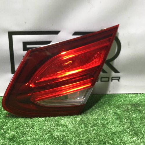 Фонарь крышки багажника правый Mercedes Benz C