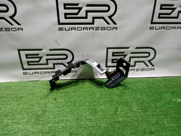 Крепление переднего бампера левое Land Rover