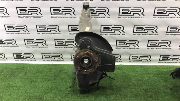 Кулак передний правый Range Rover L405