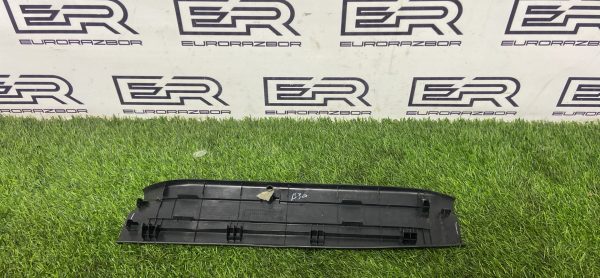 Накладка внутренняя на порог задняя левая Toyota Hilux 8 Рест