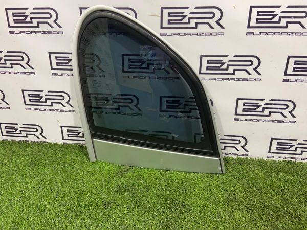 Стекло собачника правое Volkswagen Touareg