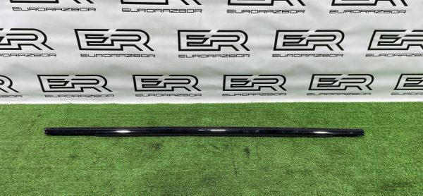 Молдинг стекла двери задний левый Range Rover