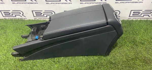 Подлокотник центральный Mercedes W205