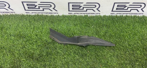 Уплотнитель переднего правого крыла Toyota Hilux 8 / Prado