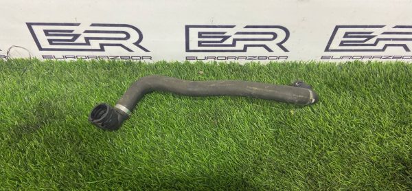 Патрубок охлаждения Land Rover Range Rover Velar L560