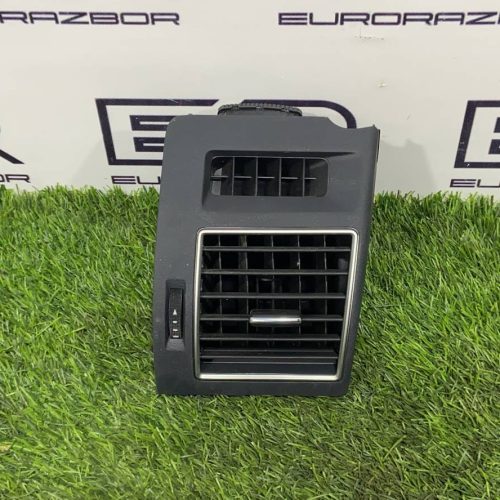 Дефлектор обдува салона правый Toyota Hilux 8 рест.