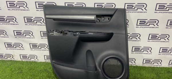 Обшивка двери задняя левая Toyota Hilux 8 рест.