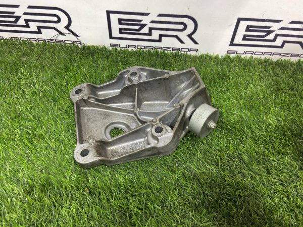 Кронштейн двигателя передний правый N57D30А