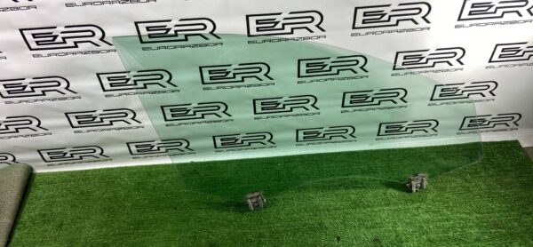 Стекло двери переднее правое Volkswagen Passat B7