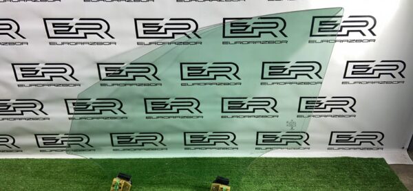 Стекло двери переднее левое Mercedes W205