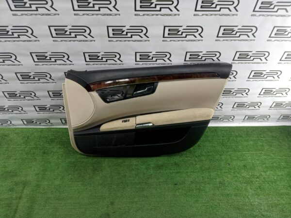Обшивка передней правой двери Mercedes W221