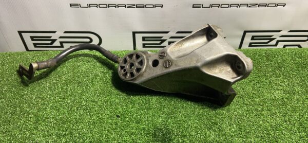 Кронштейн опоры двигателя R VW Touareg