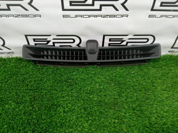 Дефлектор воздушный в торпедо Hyundai Santa Fe