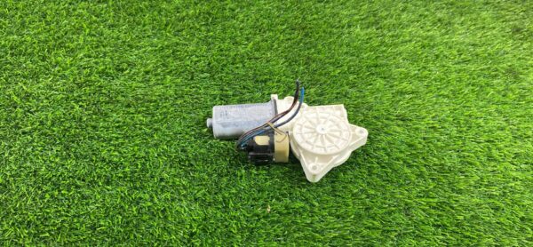 Моторчик стеклоподъемника правый BMW F06