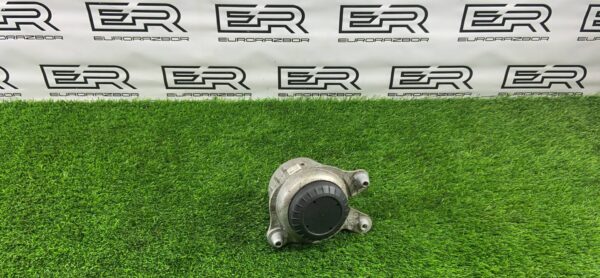 Подушка двигателя левая Mercedes W213 A2132402400