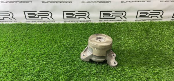 Правая подушка двигателя Mercedes GLC X253