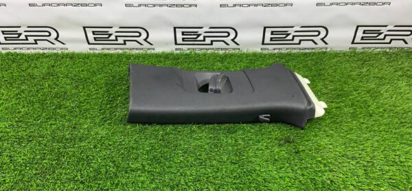 Обшивка правой стойки Porsche Macan 95B